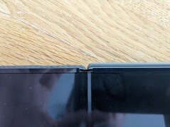 Ce n'est pas seulement l'angle, il y a aussi une bonne quantité de plastique supplémentaire dans l'étui de Google