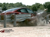 La Model 3 déchire la glissière de sécurité lors d'un crash test (Image credit : TTI)