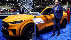 Le président Biden à côté d'une Ford Mustang Mach-E (image : Reuters)