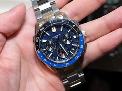 Montre Casio Oceanus OCW-P3000 bleue vue de face, mettant en valeur son cadran détaillé et sa lunette en céramique bicolore.