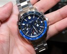 Montre Casio Oceanus OCW-P3000 bleue vue de face, mettant en valeur son cadran détaillé et sa lunette en céramique bicolore.