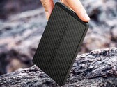 La batterie externe Core Power Bank S est presque aussi fine que l'iPhone Air d'Apple.