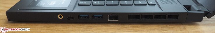 Côté droit : prise jack port, USB C 3.1 Gen2, 2 USB A 3.1 Gen2, RJ45-LAN.