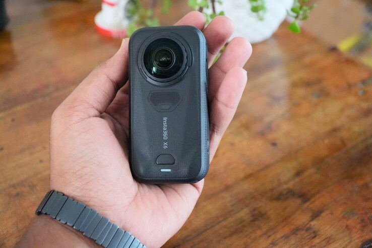 L'Insta360 X6 se caractérise par un design compact