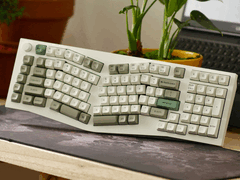 Le Keychron Q13 Max est l'un des claviers sans fil qui a reçu un nouveau firmware avec des options sans fil et RGB mises à jour