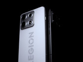 Le 2026 Legion Y70 est confirmé comme étant doté d'un écran "2K". Photo : une photo montrant la version noire et blanche du téléphone.