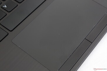 Trackpad (11 x 6,1 cm) avec boutons de souris dédiés. Les réactions des boutons sont peu profondes et un peu faibles