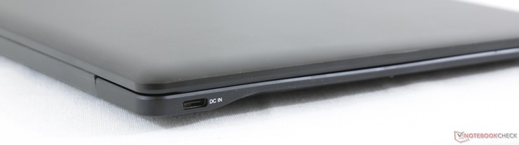 Côté gauche : USB C Gen. 1 + entrée secteur.