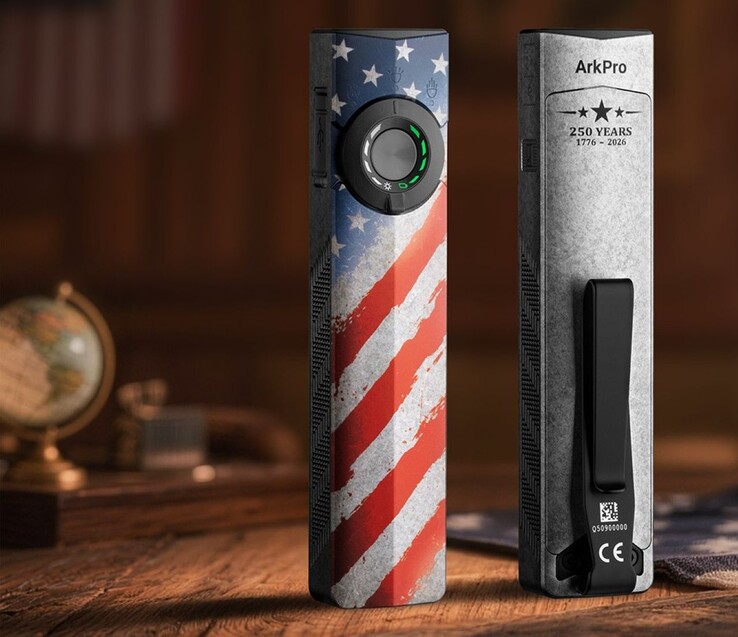 La lampe de poche Olight ArkPro Stars & Stripes Edition est équipée d'un interrupteur actionnable au pouce avec un sélecteur à trois positions à l'avant et d'un clip de poche métallique à l'arrière.