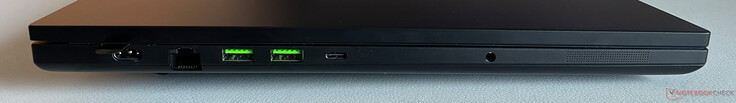 À gauche : chargeur, Ethernet 2,5 Go/s, 2 ports USB-A 3.2 Gen.2 (10 Gbit/s), port USB-C 4.0 avec Thunderbolt 4 (40 Gbit/s, DisplayPort 2.1 via le processeur graphique intégré, Power Delivery 3.0), prise audio 3,5 mm