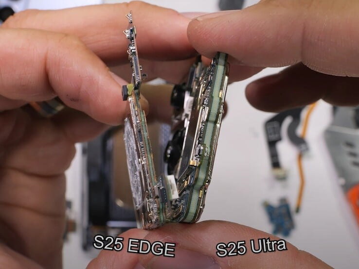 La carte mère du Galaxy S25 Edge est nettement plus fine que celle du Galaxy S25 Ultra. (Source de l'image : JerryRigEverything)