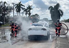 Les VE en feu comme le Tesla Model X que l&#039;on voit sur cette photo peuvent être difficiles à éteindre (Image : Jimmy Patronis)