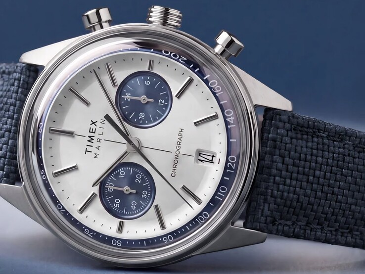 Timex Marlin Jet Chronograph photographiée sur un fond sombre, mettant en valeur son verre bombé, sa lunette tachymétrique, son cadran concave, ses sous-cadrans de chronographe et le design rétrofuturiste de son boîtier.