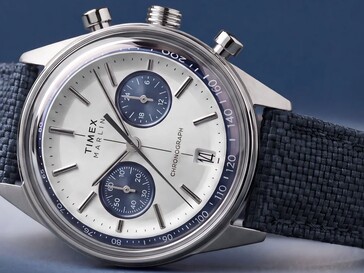 Chronographe Timex Marlin Jet photographié sur fond sombre, mettant en valeur son verre bombé, sa lunette tachymétrique, son cadran concave, ses sous-cadrans de chronographe et le design rétro-futuriste de son boîtier.