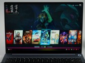 Ordinateur portable AIM MAX+ utilisant Bazzite avec des jeux tels que Spider-Man 2, The Witcher 3, et Hades montré dans le lanceur... (Image Source : ETA PRIME on YouTube)