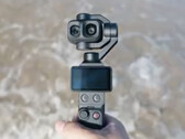 Gros plan sur la DJI Osmo Pocket 4P et ses deux objectifs.