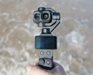 Gros plan sur la DJI Osmo Pocket 4P et ses deux objectifs.