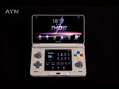 Le Thor d&#039;AYN est doté d&#039;un double écran tactile AMOLED. (Source de l&#039;image : AYN)