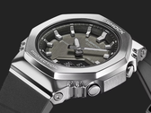 La Casio G-Shock GMS2110-1A1 avec une lunette en métal, photographiée sur un fond sombre. (Source de l'image : Casio)