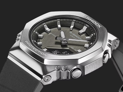 La Casio G-Shock GMS2110-1A1 avec une lunette en métal, photographiée sur un fond sombre. (Source de l'image : Casio)