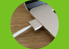 Le monde Windows n'a toujours pas de réponse au connecteur MagSafe, introduit pour la première fois par Apple dans les années 00 (Image source : Notebookcheck - edited)