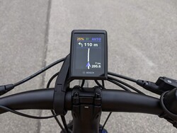 Avec un smartphone couplé, l'écran peut être utilisé pour la navigation