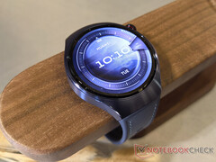 La Huawei Watch 5 est proposée à partir de 449 euros dans l&#039;UE. Photo : la smartwatch en violet (Source : Notebookcheck)