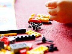 Image montrant des briques LEGO sur un tapis rouge (Source de l&#039;image : Efraimstochter - Pixabays)