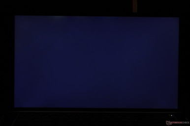 Légères fuites de lumière au long du bord inférieur, sur le ZenBook UX433FA.