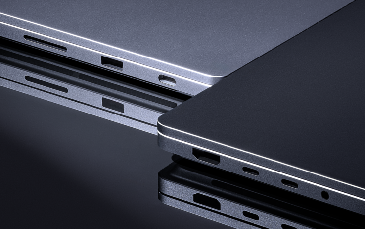 Les images marketing officielles du Surface Laptop Ultra montrent également que le port USB-C situé à droite est plus grand.