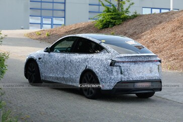 La nouvelle Tesla Model Y 2026 teste ses performances sur le circuit du Nürburgring en Allemagne.