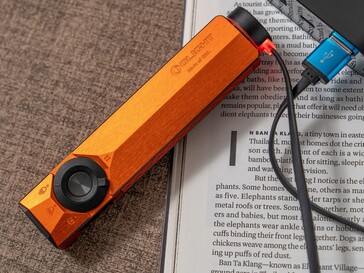 L'Olight ArkPro Ultra est livré avec un adaptateur de recharge magnétique permettant une recharge sans fil.