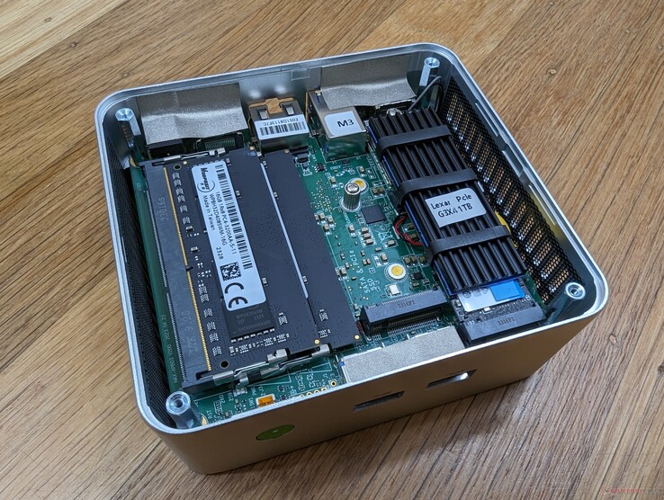 Accès facile à 2 emplacements SODIMM, 1 emplacement M.2 2280 SSD et 1 emplacement M.2 2242 SSD