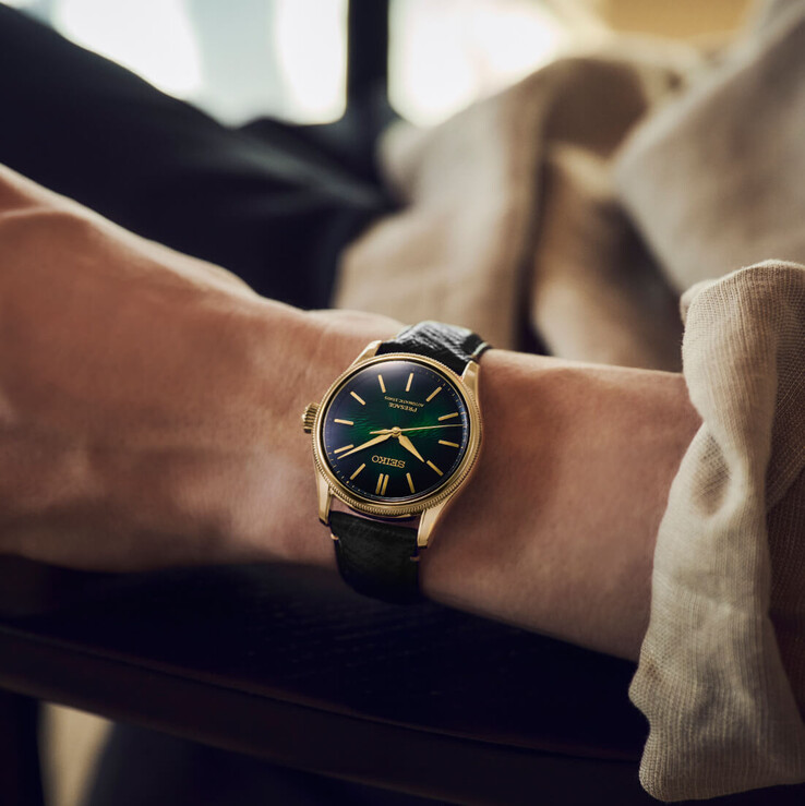 Montre Seiko Presage Classic x Tradman’s Bonsai portée au poignet, dotée d’un bracelet en cuir noir et d’un cadran vert foncé.