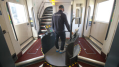 Ascenseur pour fauteuils roulants dans le TGV M