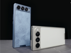 Le concept Tecno Phantom Ultimate G Fold (photo) en deux couleurs différentes. (Source de l&#039;image : Tecno)