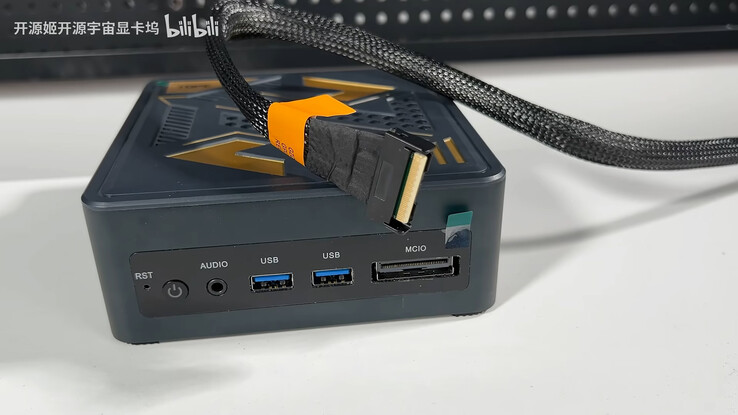 Le port MCIO du mini avec un connecteur