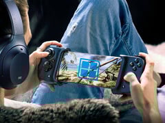 Le développement de Winlator a repris après une brève pause. Photo : une image modifiée de la manette mobile Razer Kishi. (Source de l&#039;image : Razer et Winlator)