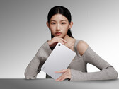 Xiaomi a présenté une nouvelle configuration pour la Redmi K Pad 2. Sur la photo : une image promotionnelle de la tablette dans sa version argentée.