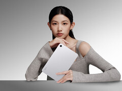 Xiaomi a présenté une nouvelle configuration pour la Redmi K Pad 2. Sur la photo : une image promotionnelle de la tablette dans sa version argentée.