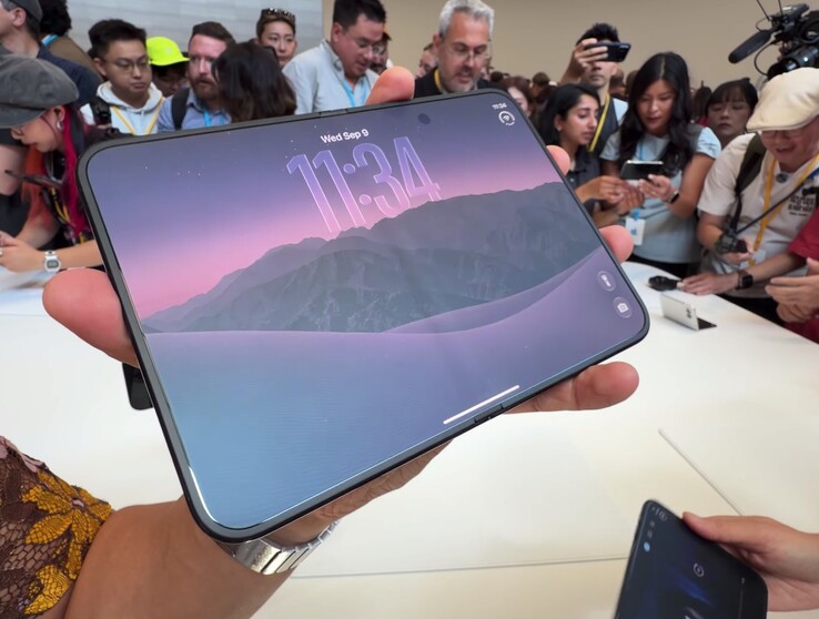 L'iPhone Duo d'Apple présente effectivement un pli visible, mais sa surface à nanostructure contribue à minimiser sa visibilité.