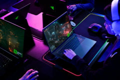 Le Razer Blade 16 offre des options d'affichage mini-LED à double mode. (Image Source : Razer)