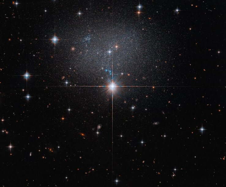L'image prise par le télescope spatial Hubble montrant la galaxie naine ESO 490-017.