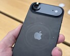 écran noir de l'iPhone Air Space avec des rayures autour de la zone MagSafe. (Source de l'image : Consomac)