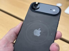 écran noir de l&#039;iPhone Air Space avec des rayures autour de la zone MagSafe. (Source de l&#039;image : Consomac)