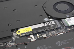 Le SSD se trouve à côté du refroidisseur et du ventilateur de la chambre à vapeur dans le Blade 16