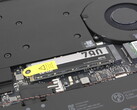 Le SSD se trouve à côté du refroidisseur et du ventilateur de la chambre à vapeur dans le Blade 16