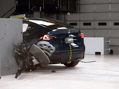 Tesla Model Y, côté conducteur, lors d'un essai de collision par petit chevauchement. (Source de l'image : IIHS/YT)