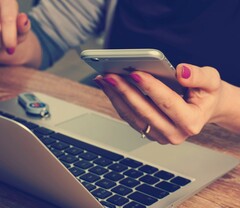 Un utilisateur de téléphone lisant l&#039;écran (Source d&#039;image : Firmbee/Unsplash)