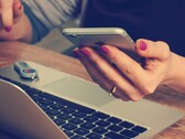 Un utilisateur de téléphone lisant l'écran (Source d'image : Firmbee/Unsplash)